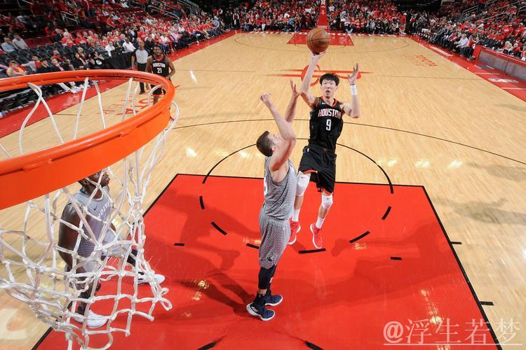 周琦接陈盈骏传球双手灌篮得分